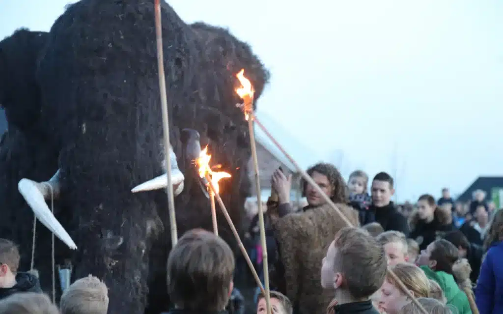 Mammoet Betsy met kinderen en fakkels