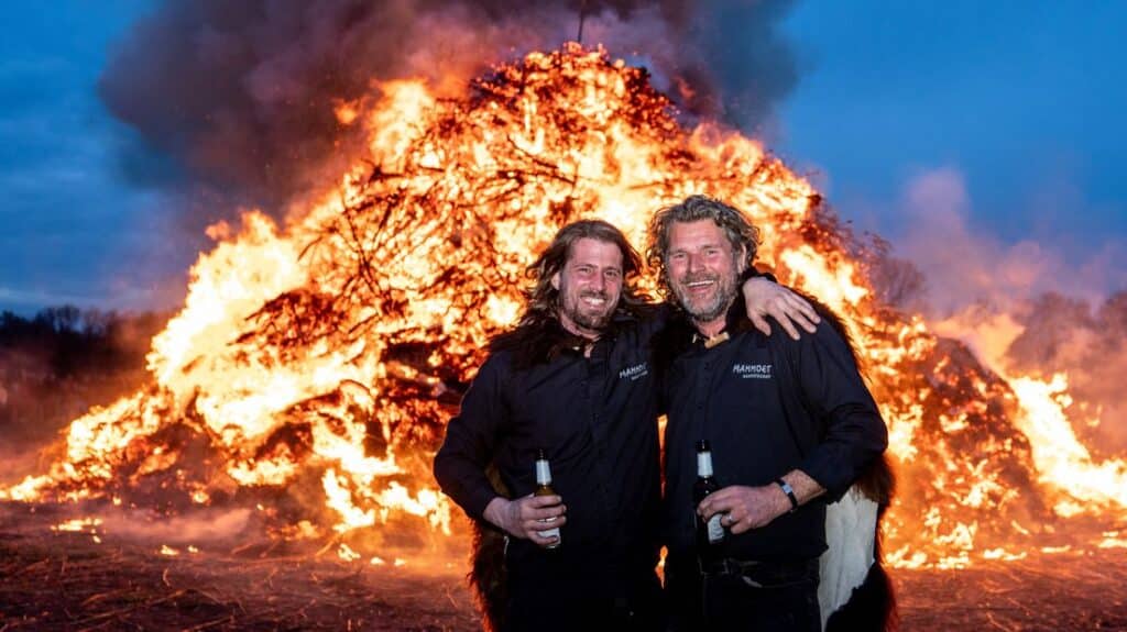 Het paasvuur in volle glorie op Erica